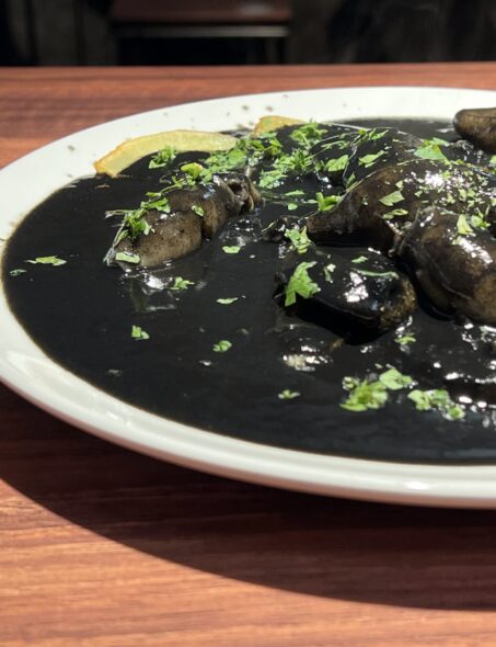 Plato de Chipirones en su tinta
