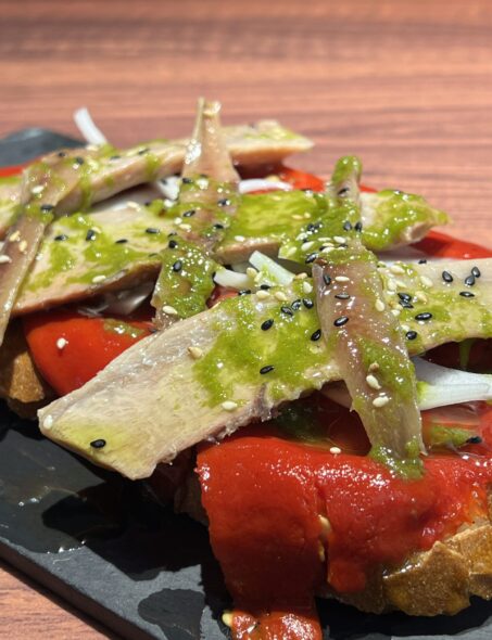 Plato de Tosta anchoas ventresca y pimientos